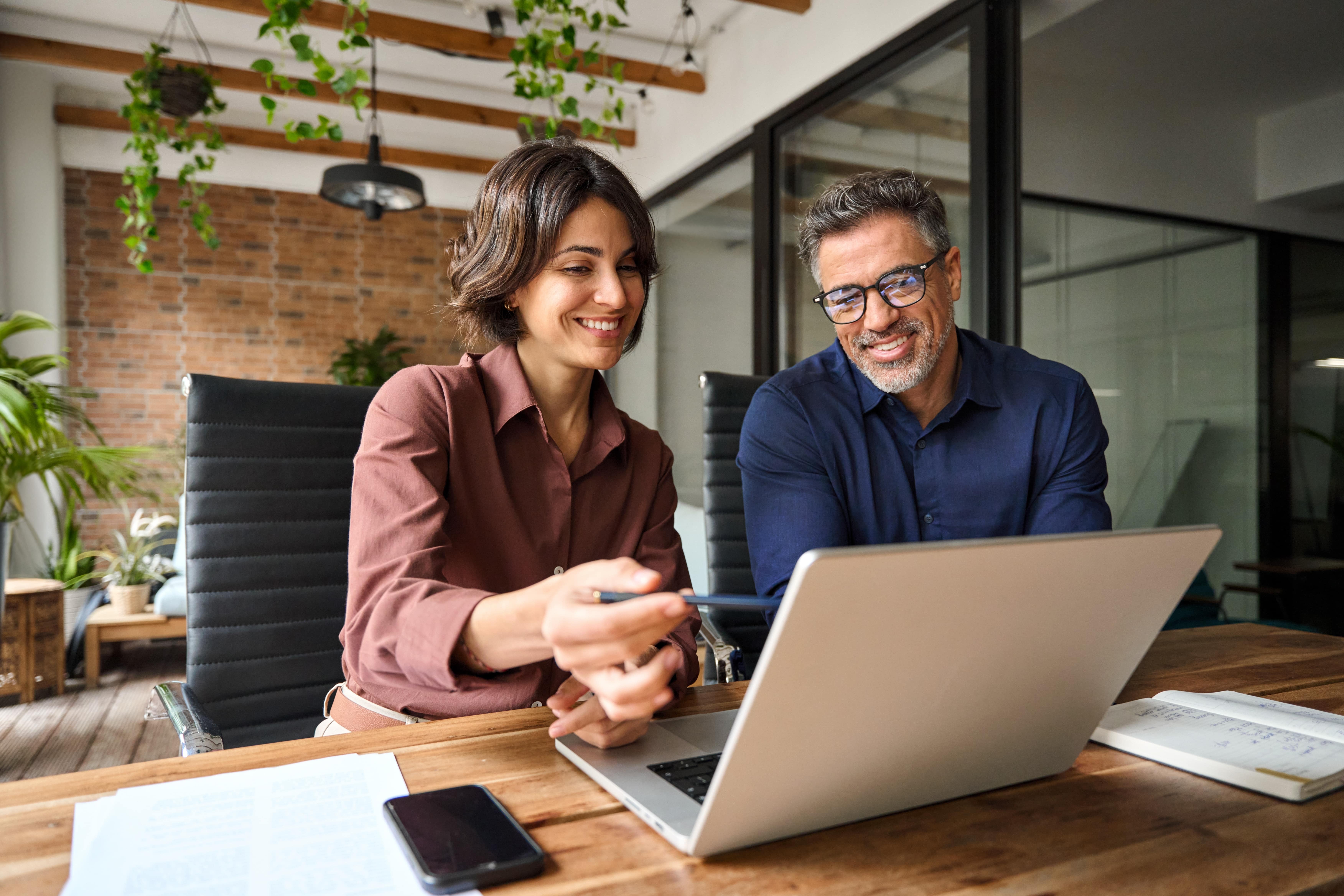team-strategizing-small-business-digital-banking-solutions-with-datos image